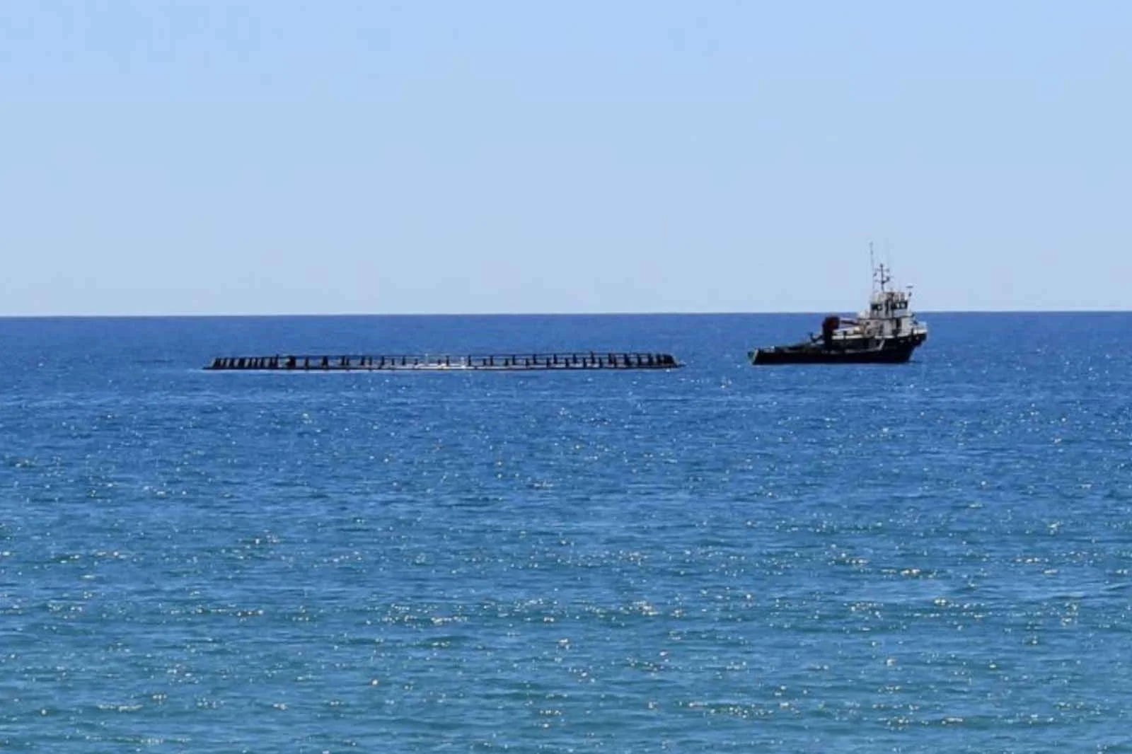 Antalya’da turizmcilerin tepkisine neden olan orkinos çiftlikleri sahilden uzaklaştırıldı