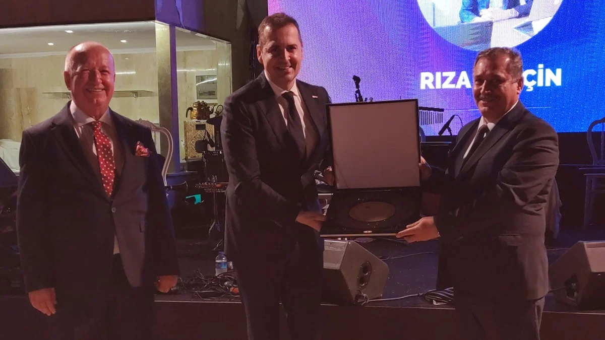 Başkan Rıza Perçin’e Değerler ödülü