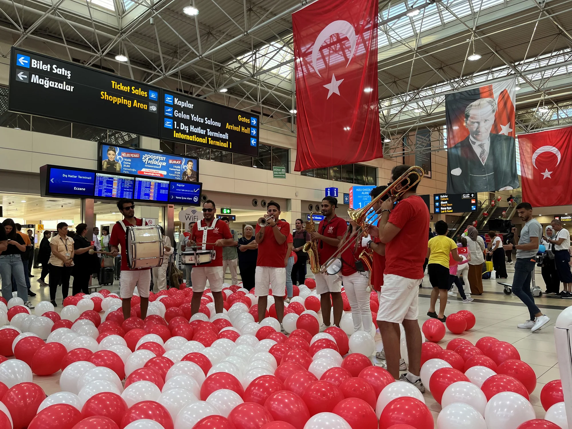 Fraport TAV Antalya Havalimanı’nda Zafer Bayramı coşkusu