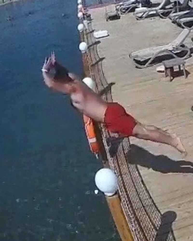 Antalya'da tatil yaptığı otelin iskelesinden yasağa ve uyarılara rağmen denize atladı Hayatını kaybetti
