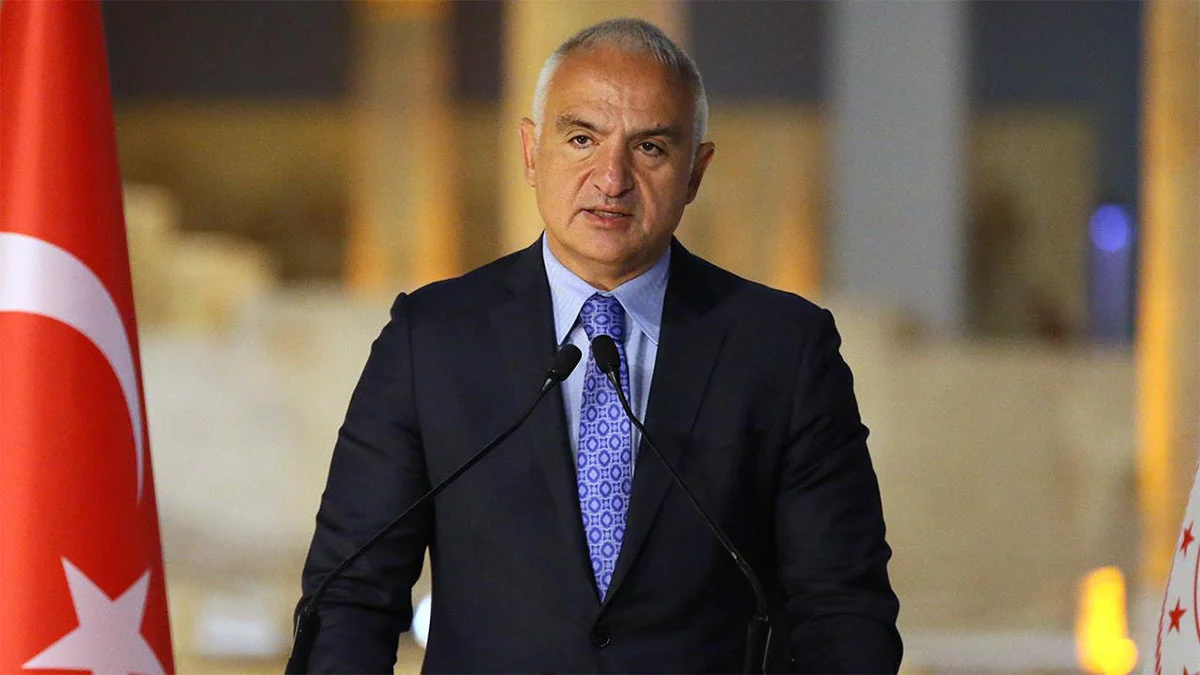 Bakan Ersoy, yanan otelle ilgili soruları yanıtladı!