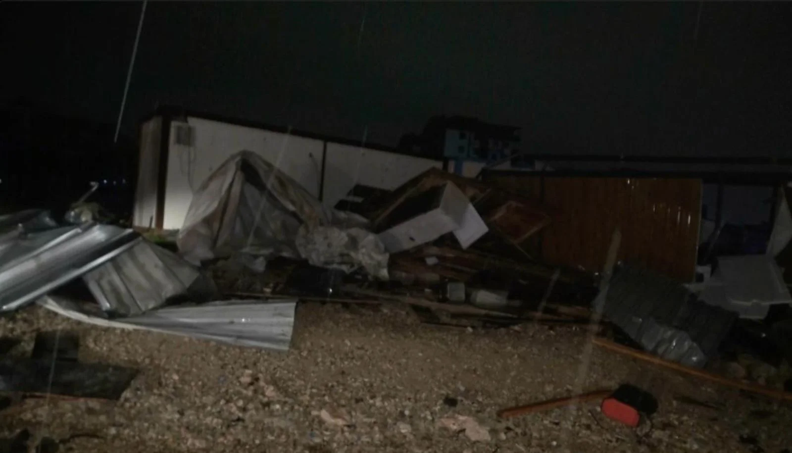 Antalya'da hortum işçilerin kaldığı 2 konteyneri savurdu: 4 ölü, 1 yaralı