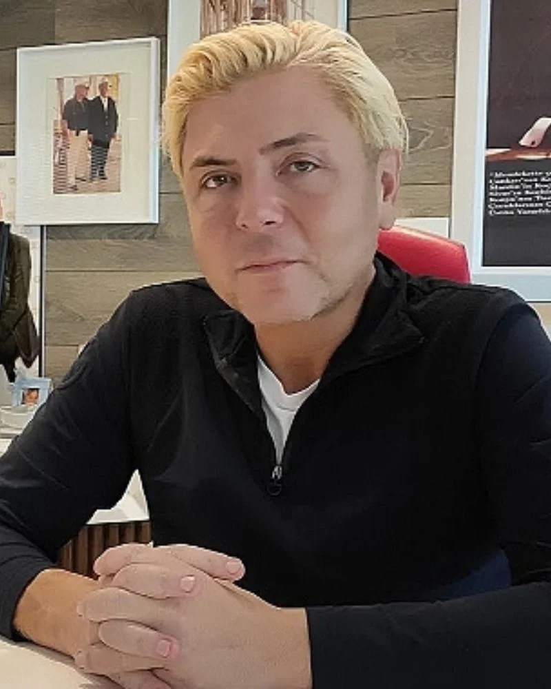 Turizmci Tolga Cömertoğlu'ndan, ihtiyaç sahibi öğrencilere 3 bin TL'lik kırtasiye yardımı