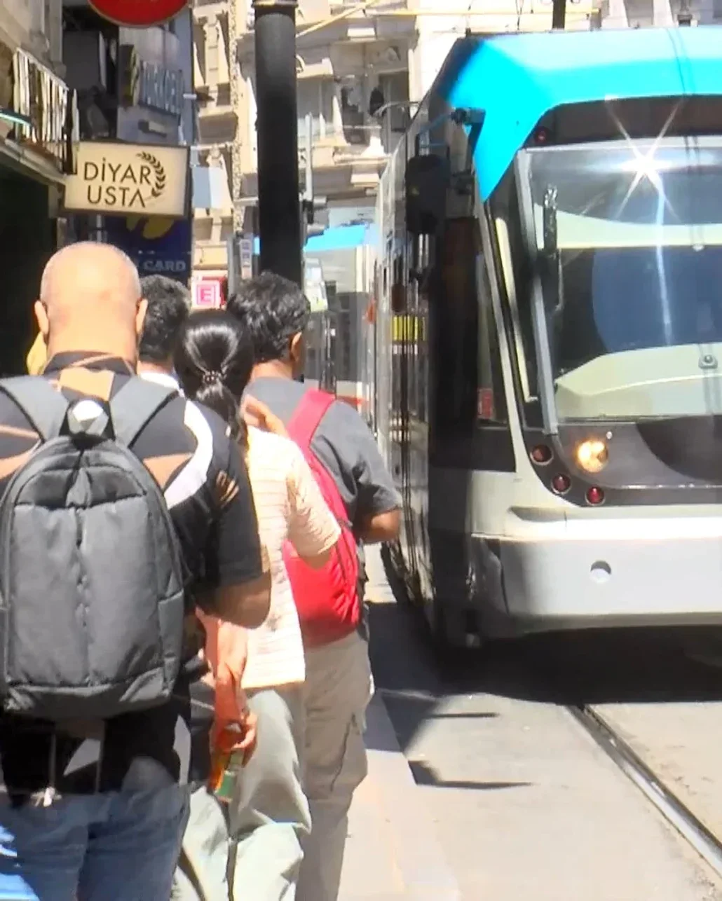 Sirkeci'de tramvayın çarptığı turist kaldırıma savrularak yaralandı