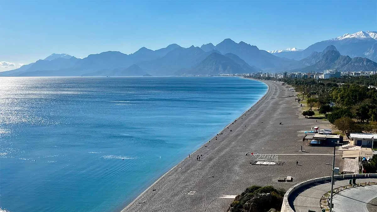 Türkiye kar esaretindeyken, Antalya'da deniz keyfi