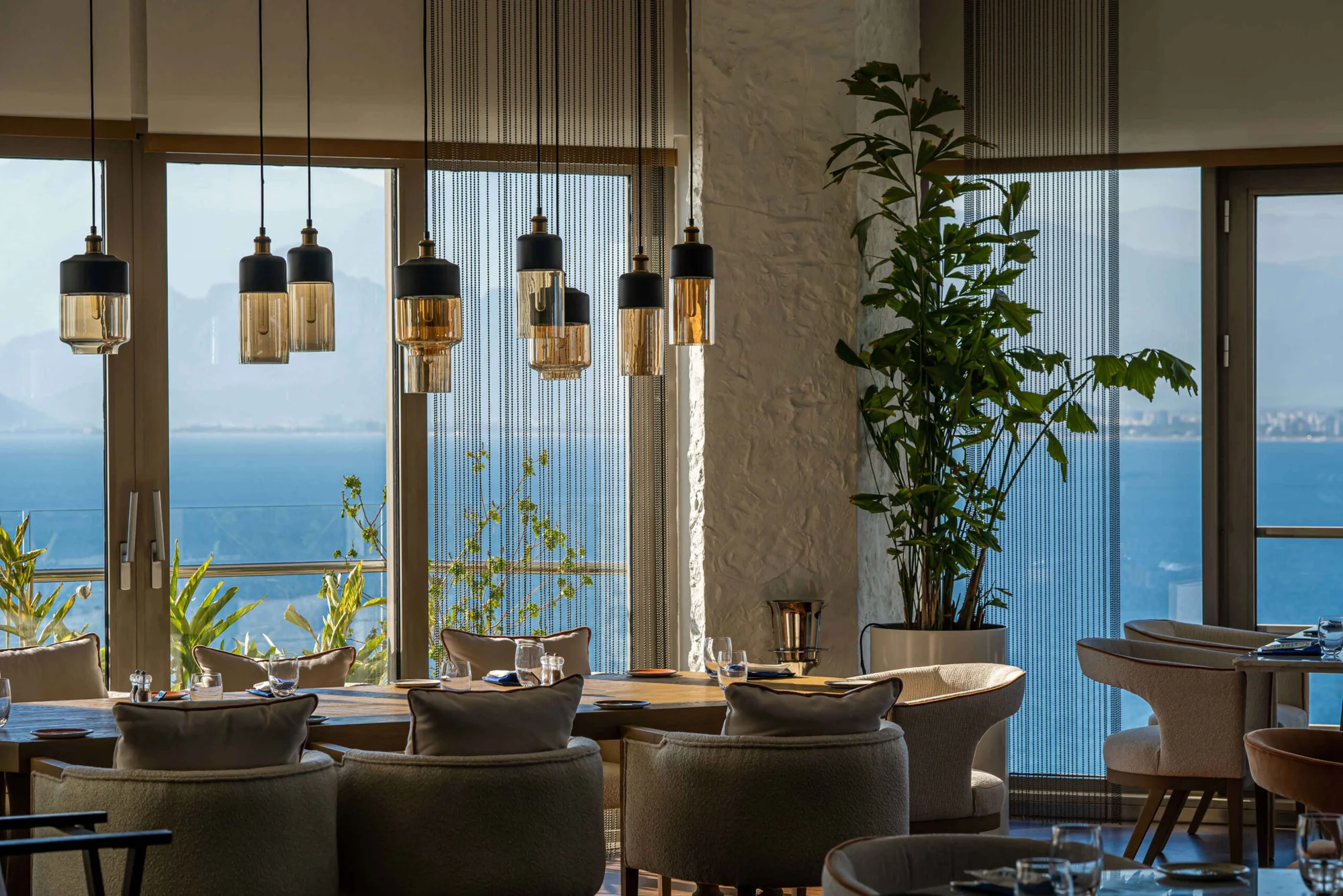 Akra Antalya’nın ödüllü restoranı, lezzet tutkunlarını ağırlıyor