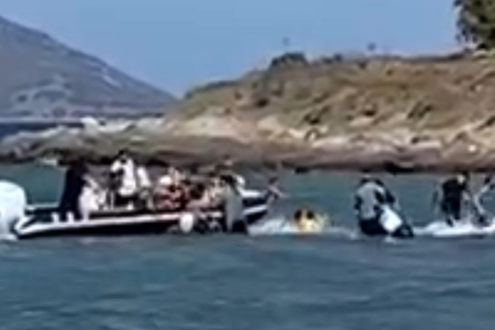 Turistlerin gözü önünde mülteci kovalamaca