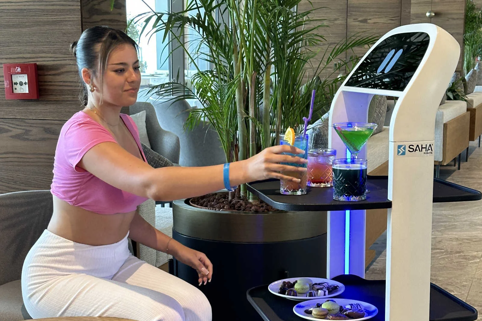 Süral Saray’ın robot personeline misafirlerden büyük ilgi