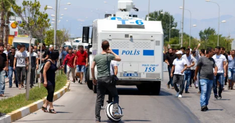 Antalya'da turistlerin göze önünde tomalı, biber gazlı imitasyon gerginliği