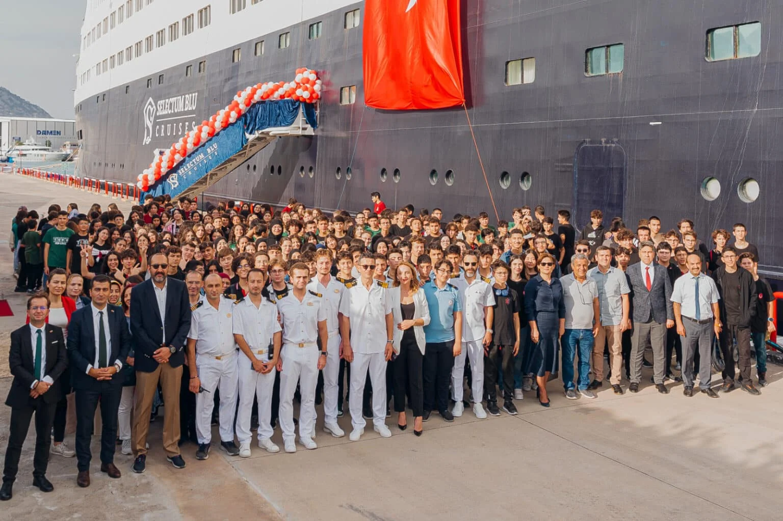İlk Türk cruise gemisi Blue Sapphire, lise öğrencilerini ağırladı
