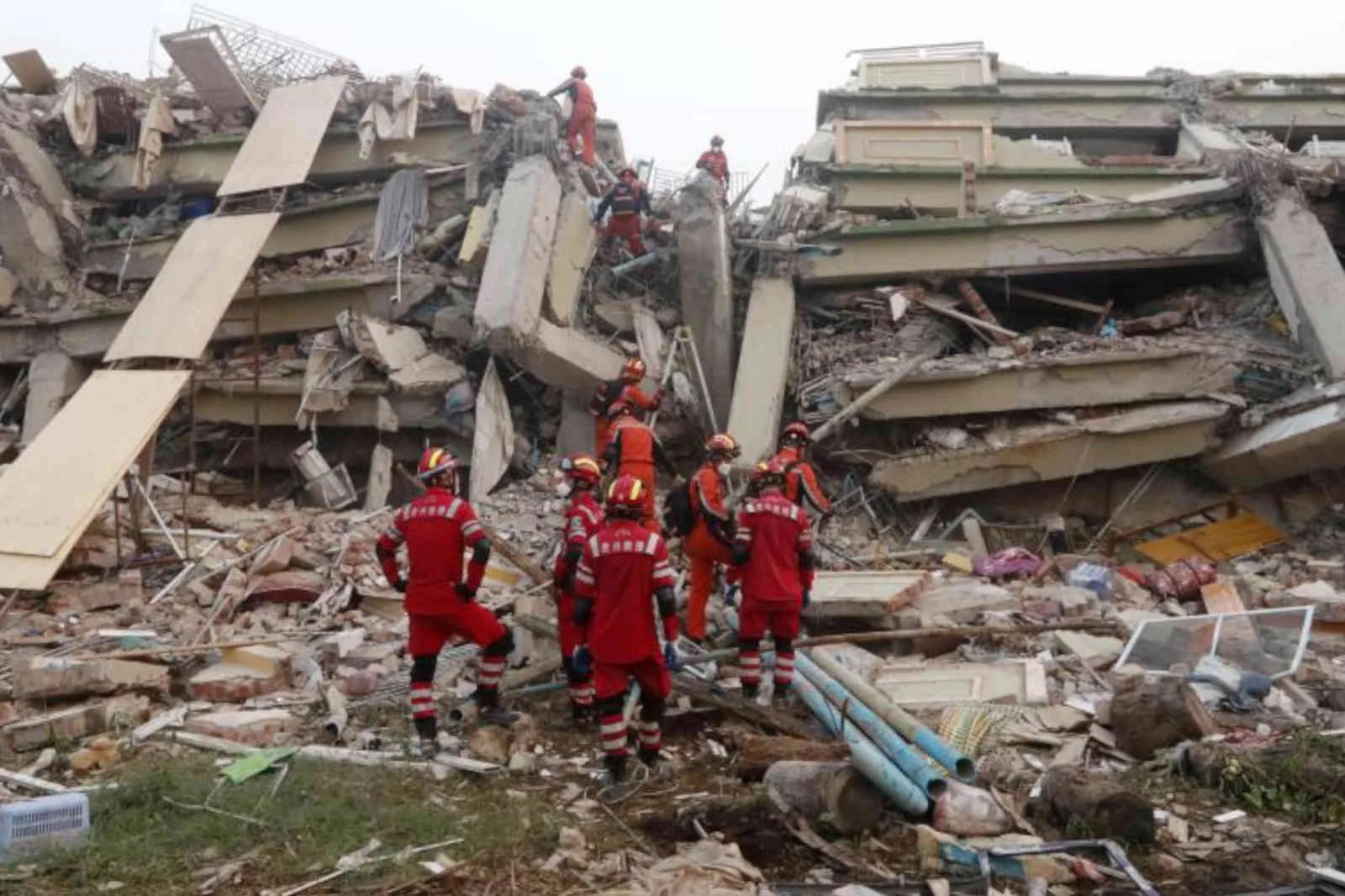 Türkiye kurtarma ekibi, otel enkazından 5 gün sonra otel çalışanını sağ çıkardı