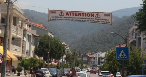 TÜRSAB’dan turistlere afişli uyarı: “Paranızı ve zamanınızı riske etmeyin”
