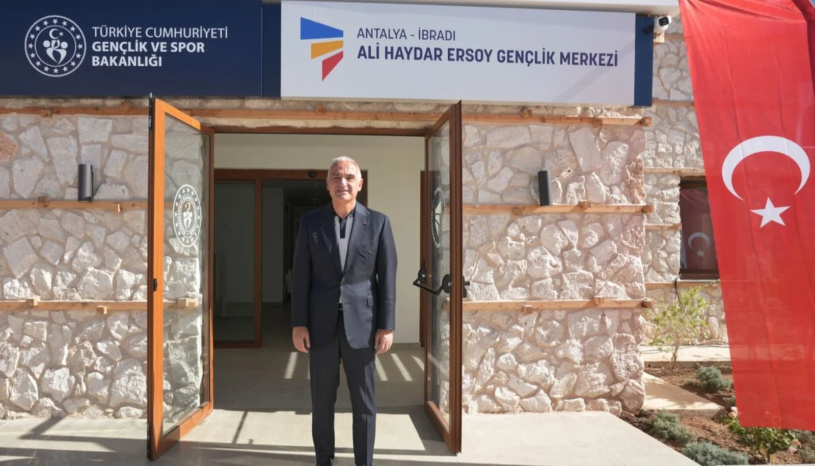 Bakan Ersoy, baba ocağında ailesinin yaptırdığı Gençlik Merkezi'nin açılışını yaptı