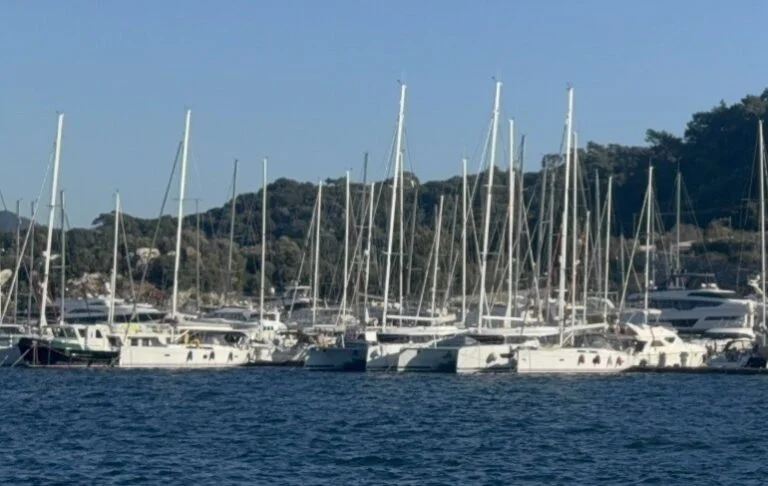 Marinalarda tekne bağlama ücretlerine tekne sahipleri ve denizciler tepki gösterdi