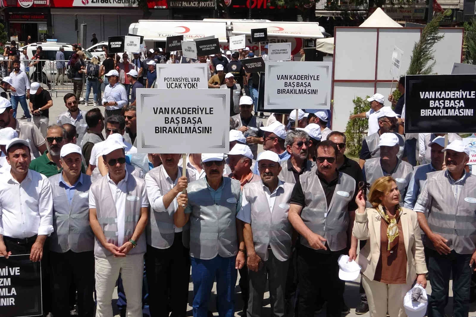 Turizmciler yetersiz uçak seferleri için yürüyüş yaptı