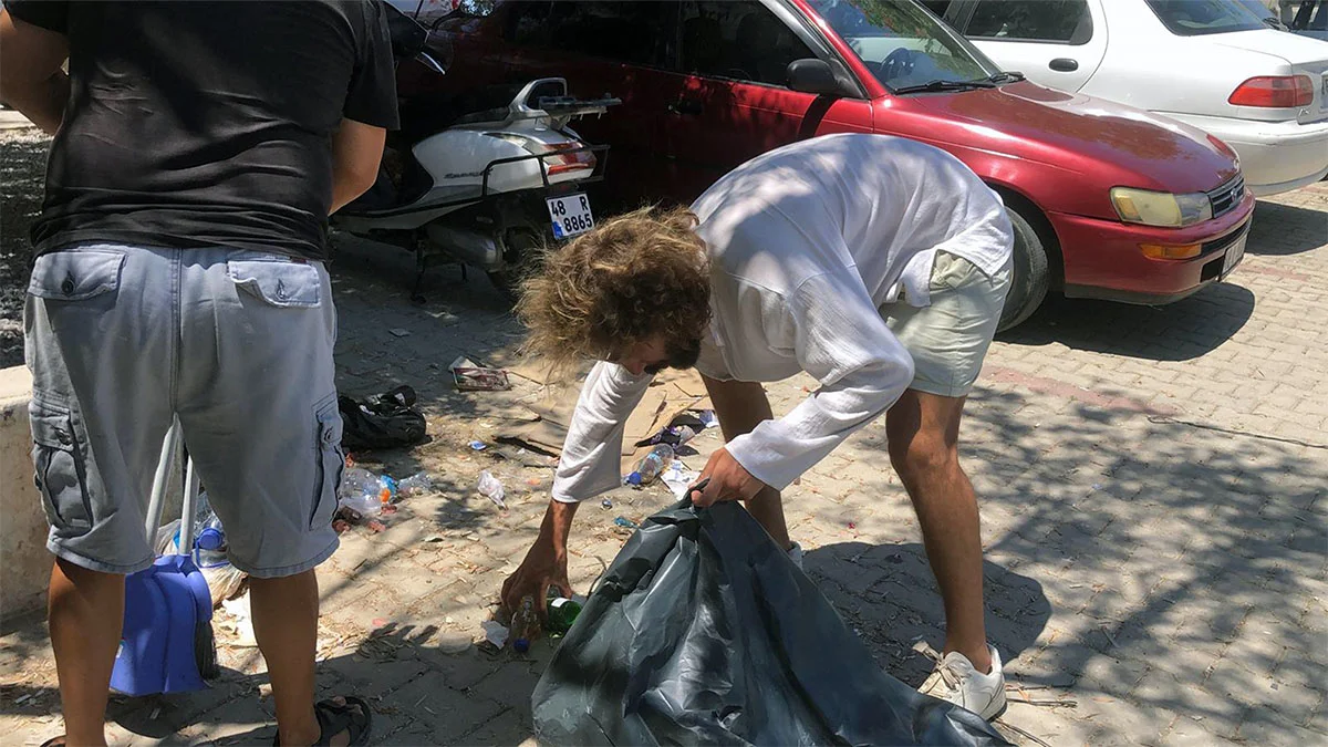 Turizm kentindeki çöpler toplanmayınca iş muhtara düştü