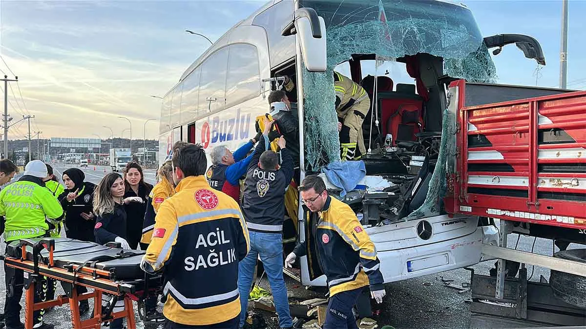 Yolcu otobüsü tıra arkadan çarptı: 13 yaralı