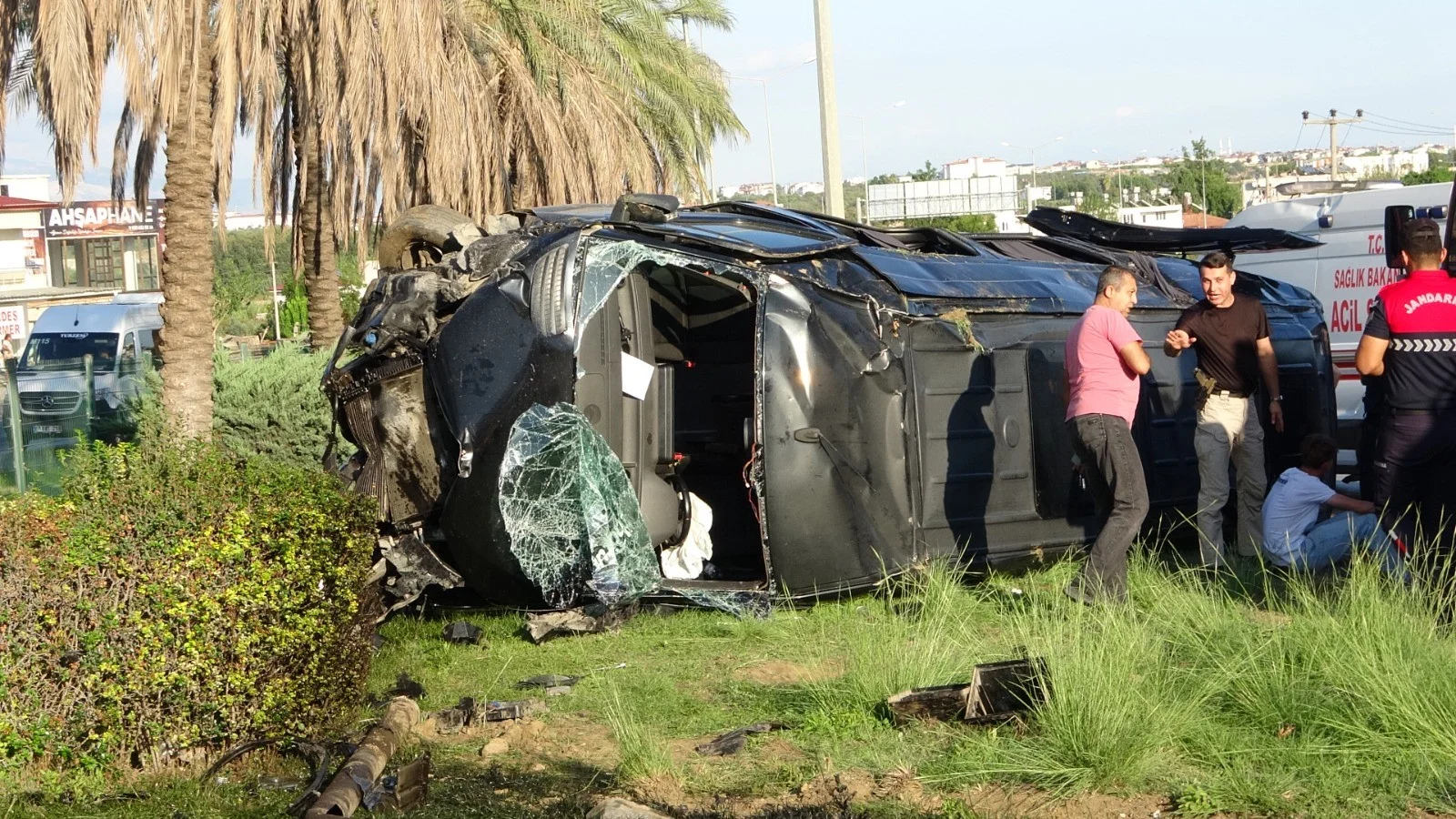 Antalya'da tur minibüsü, kamyonet ve otomobille çarpıştı: 15 yaralı
