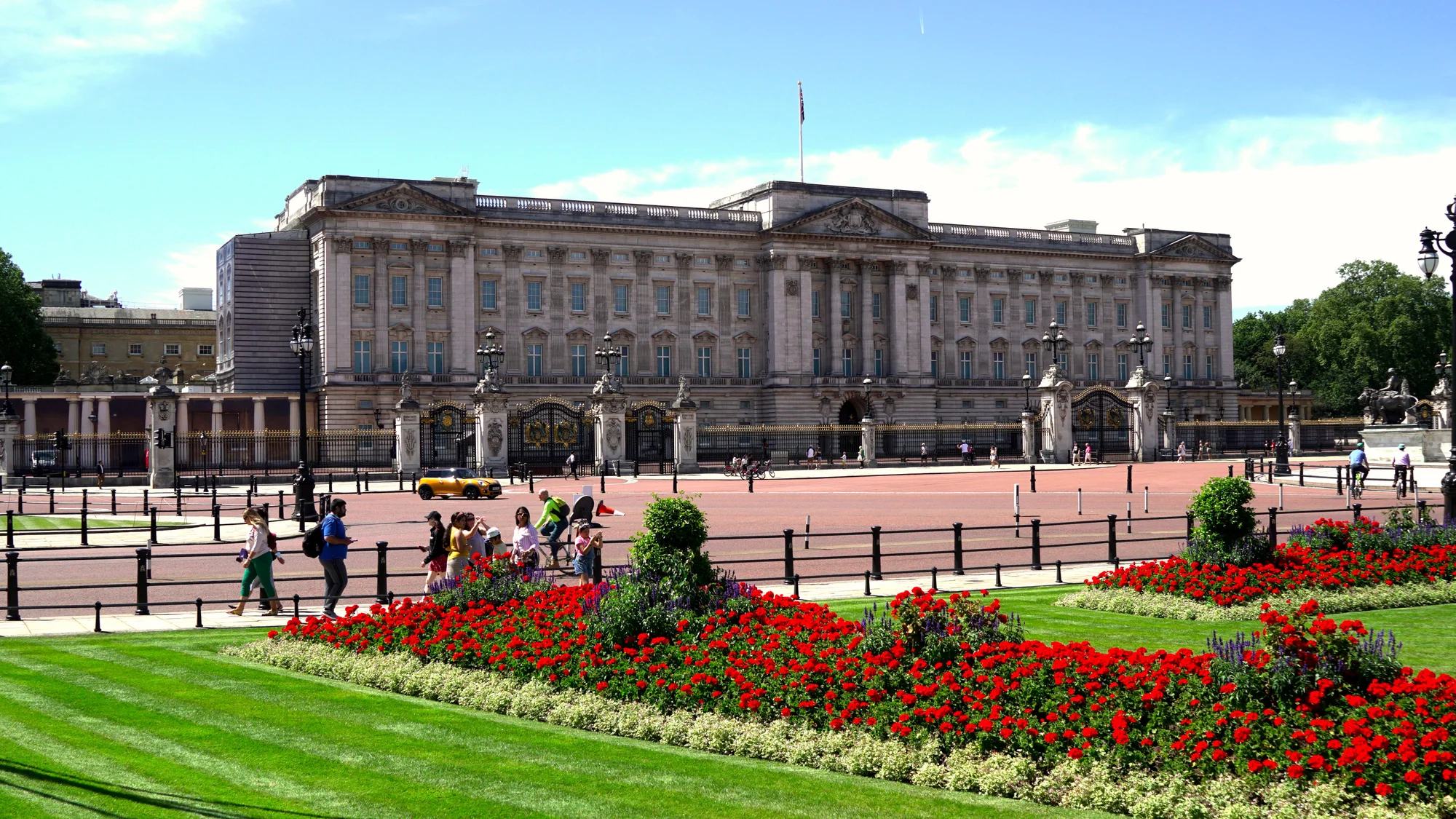 Buckingham Sarayı’nın duvarına tırmanan turist tutuklandı
