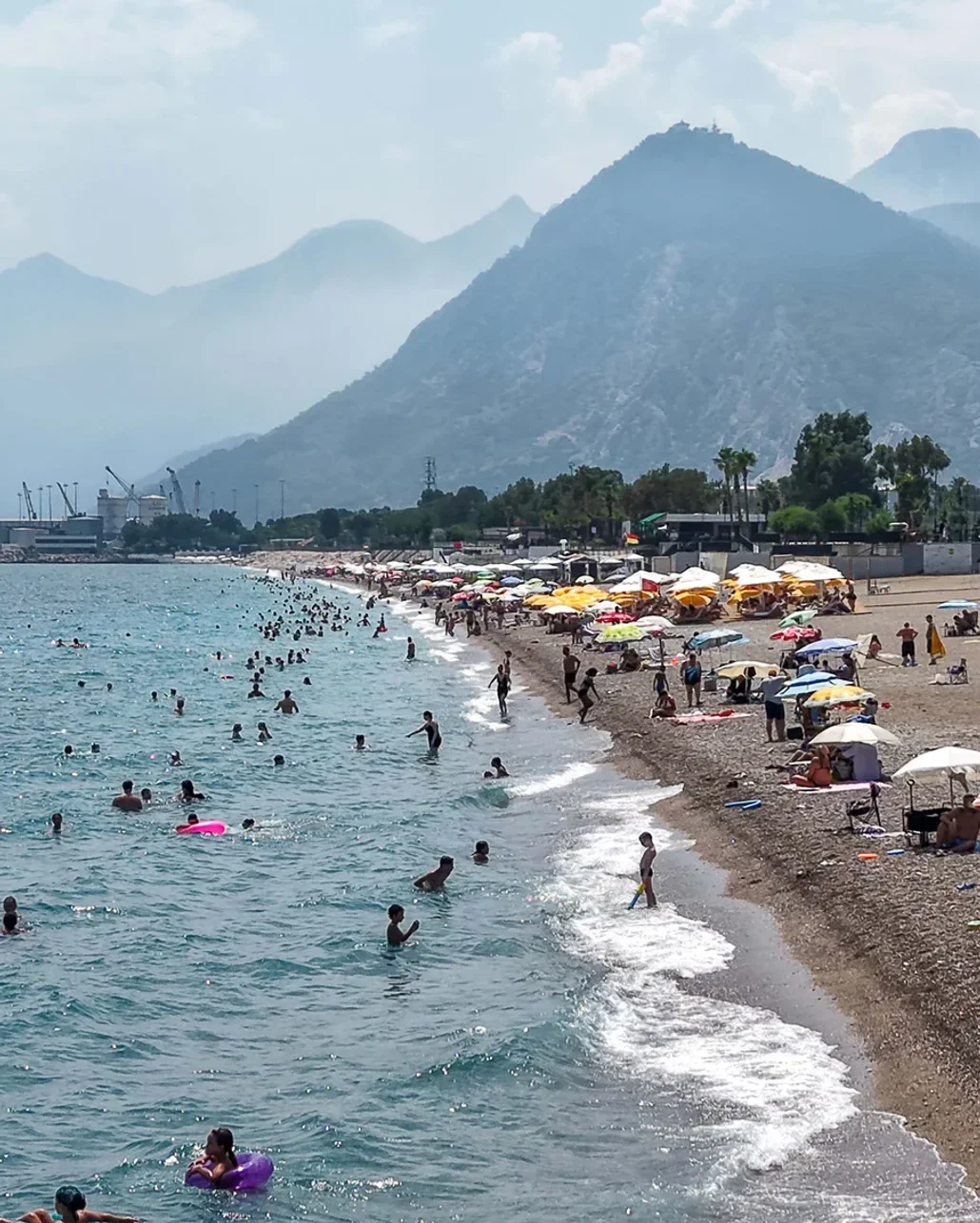 Antalya'da nem oranı %85’e hissedilen sıcaklık 40 dereceye ulaştı