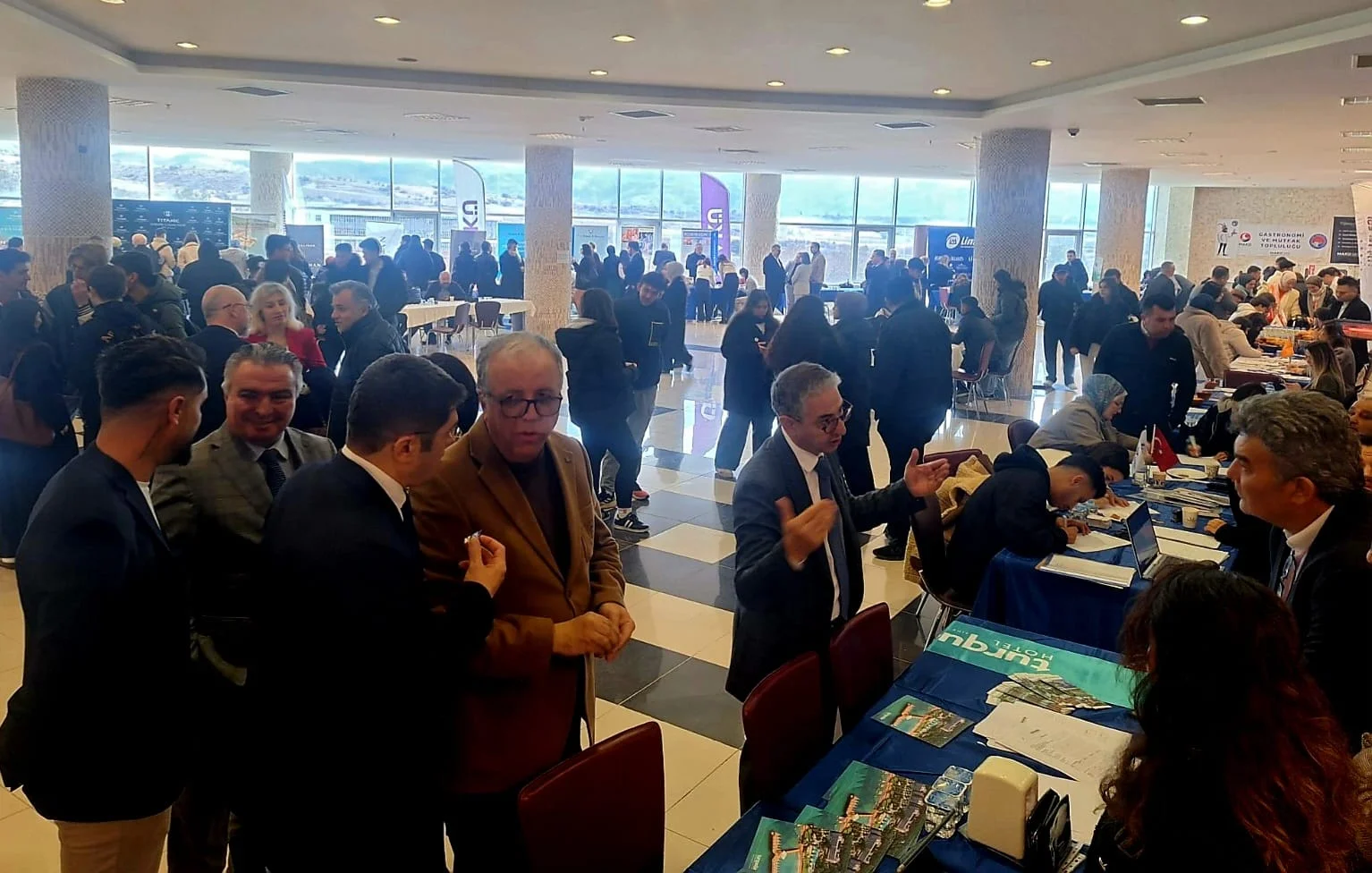 Profesyonel otel yöneticileri, turizm öğrencileri ile buluştu