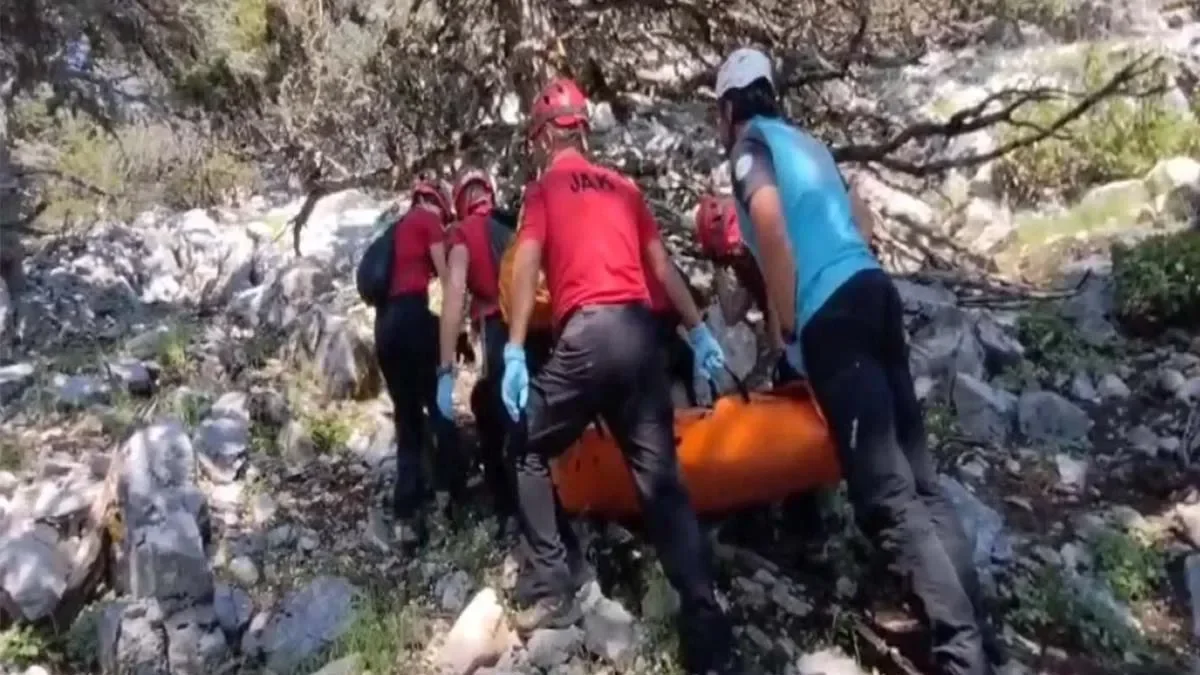 Muğla’da kayalıklara düşen Alman paraşütçü, hayatını kaybetti
