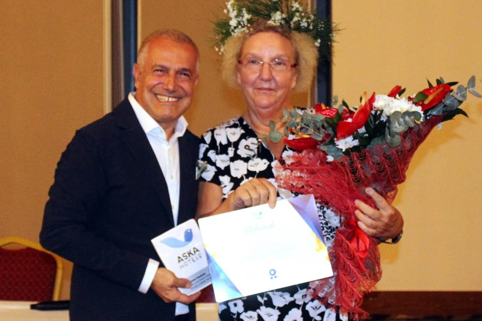 Alman turist, 1071 gün konakladığı Aska Lara’da otelin “kraliçesi” ilan edildi