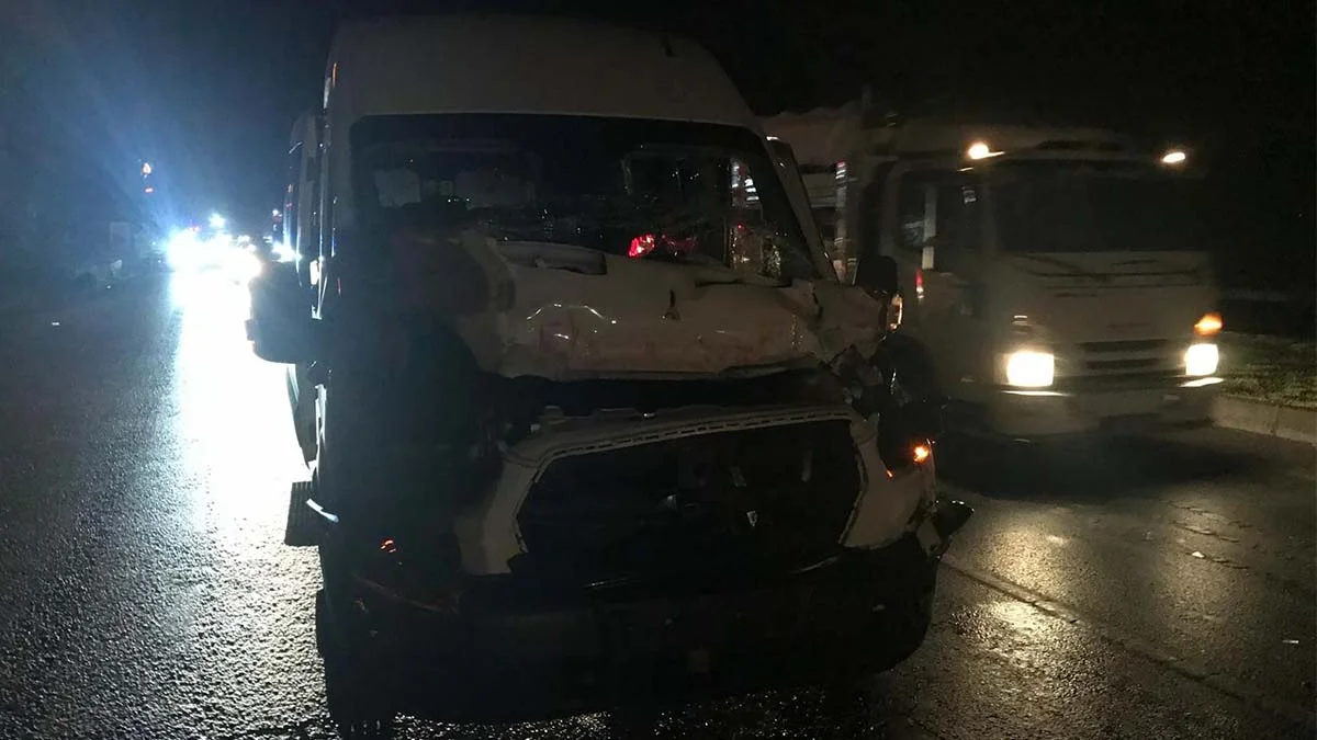 Antalya’da tur minibüsü kamyona arkadan çarptı: 6 İngiliz turist yaralı