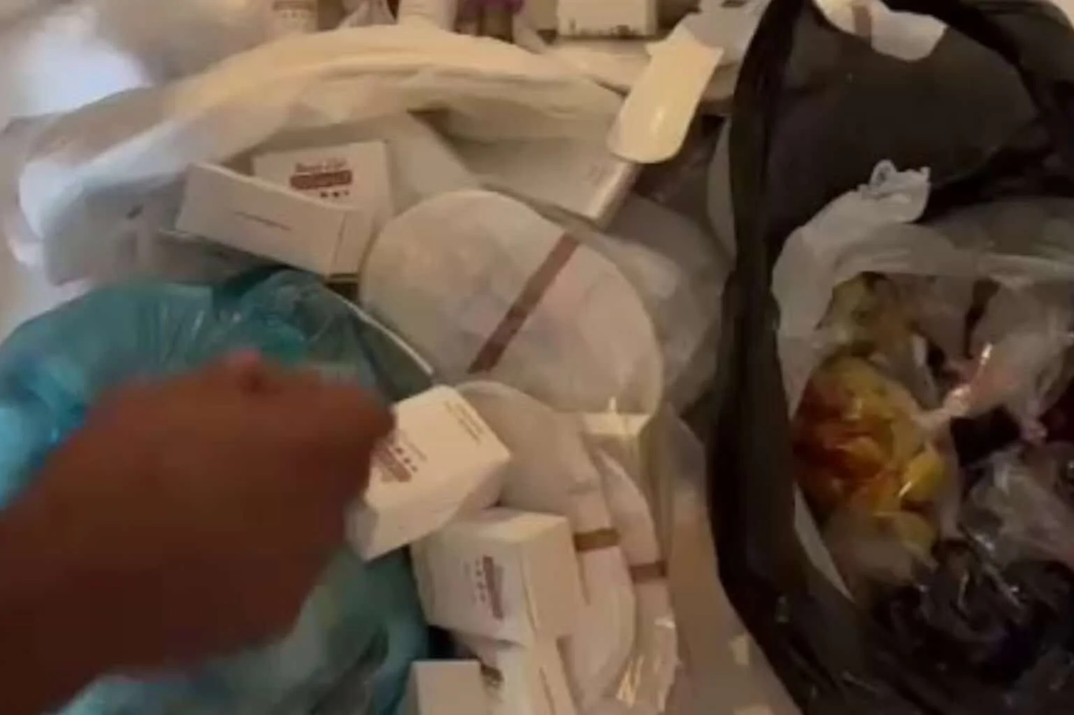 Turistler “Her şey dahili” yanlış anladı: Valizden çıkanlar şok etti