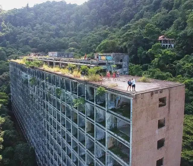 Terk edilen harabe otel, doğa tutkunları ve turistlerin akınına uğruyor