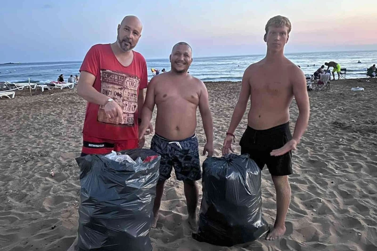 Tatil için Antalya’ya geldi plajda çöpleri görünce isyan etti: “Vatan hainisiniz”