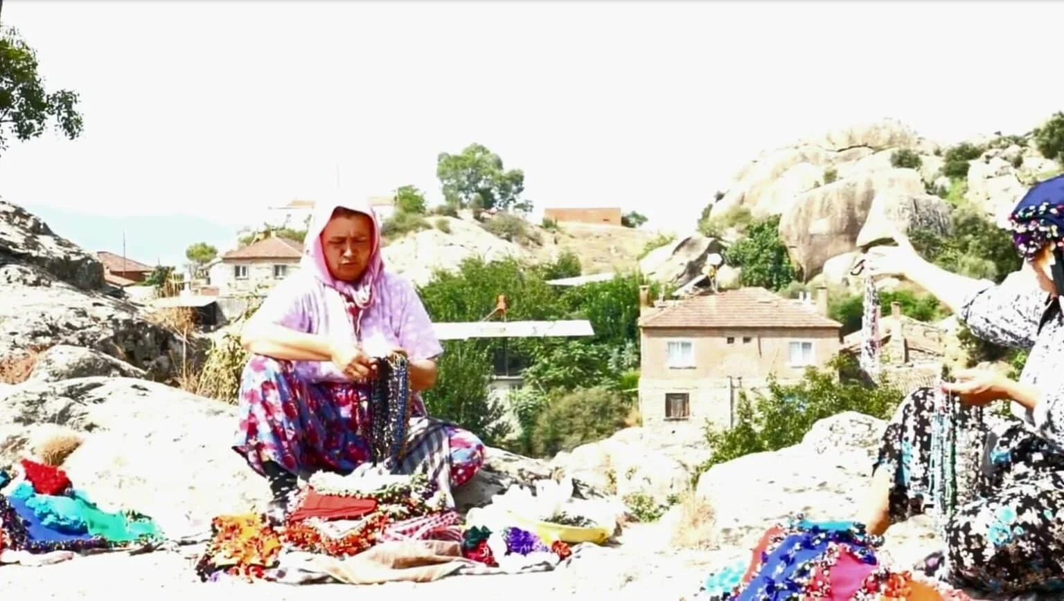 Köylü kadınlar, hem turist rehberliği hem de ticaret yapıyor