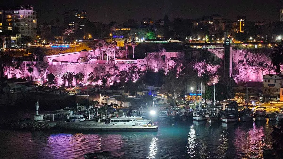 Antalya’da tepkilere neden olmuş ve iptal edilmişti: Falezler 4 yıl sonra yeniden ışıklandırıldı