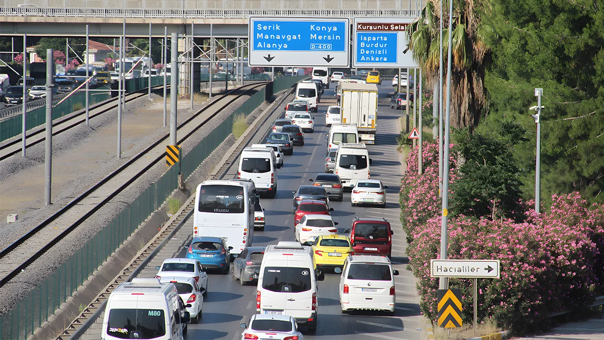 Antalya trafiği, turizmi tehdit ediyor!