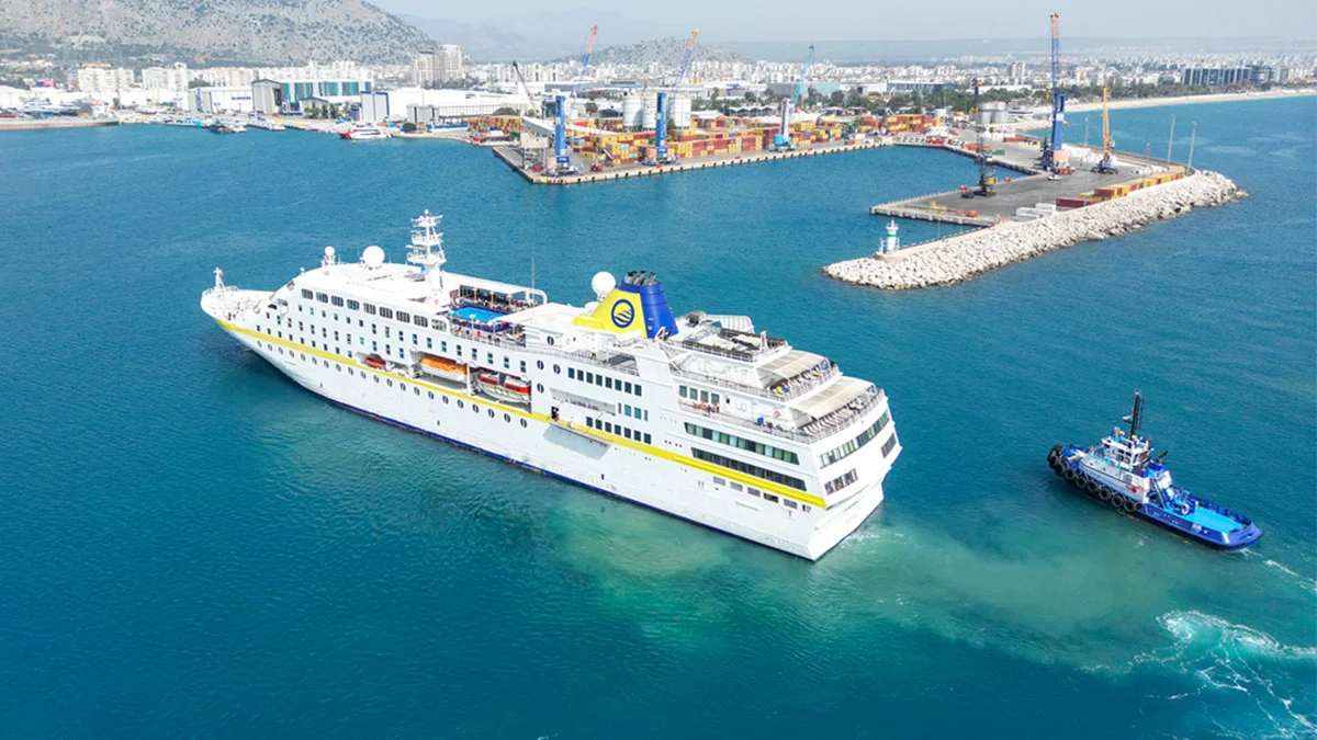 Antalya, sezonun ilk kruvaziyer gemisini ağırladı