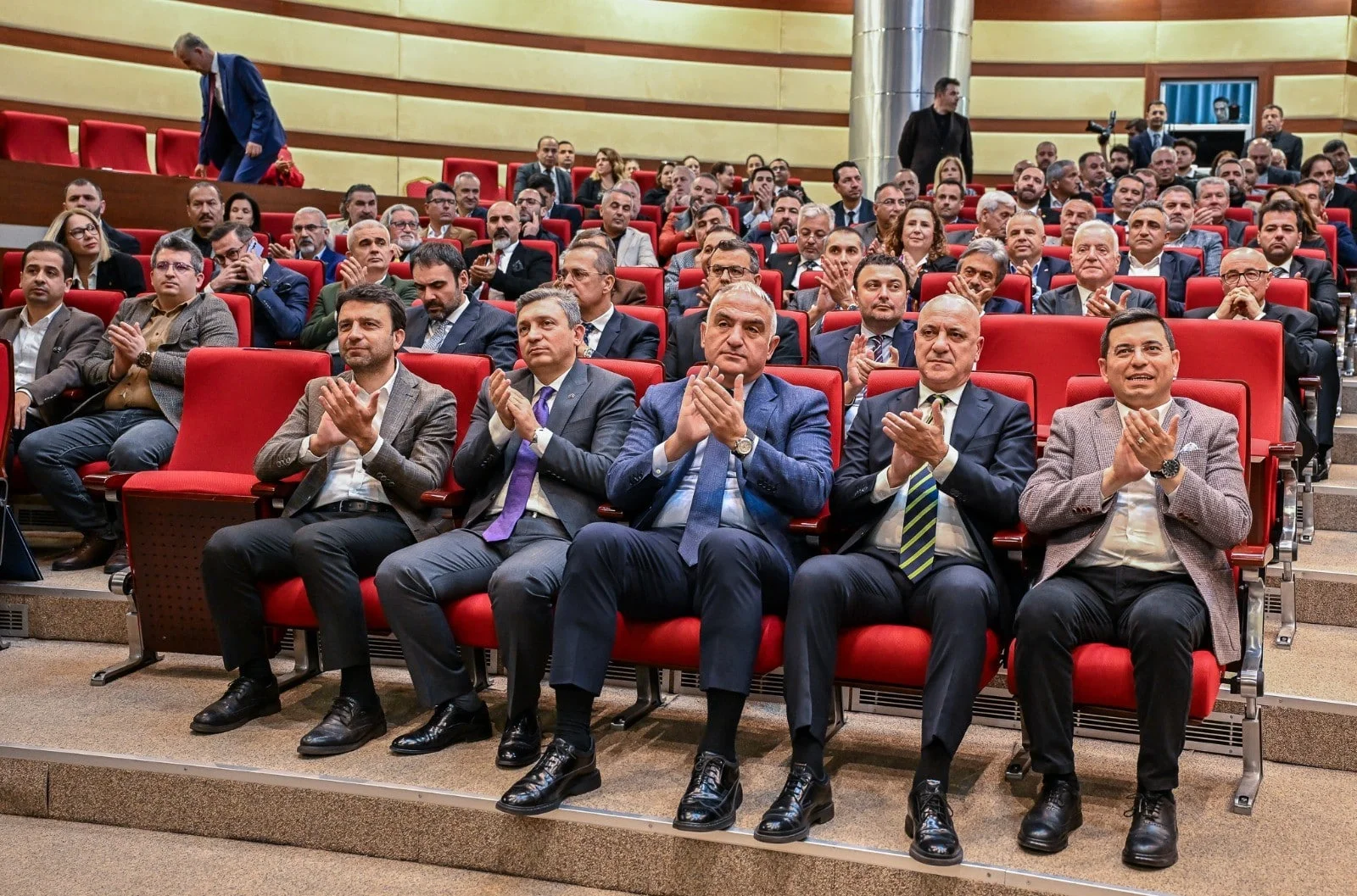 Turizmi kaybedersek Antalya’yı kaybederiz!