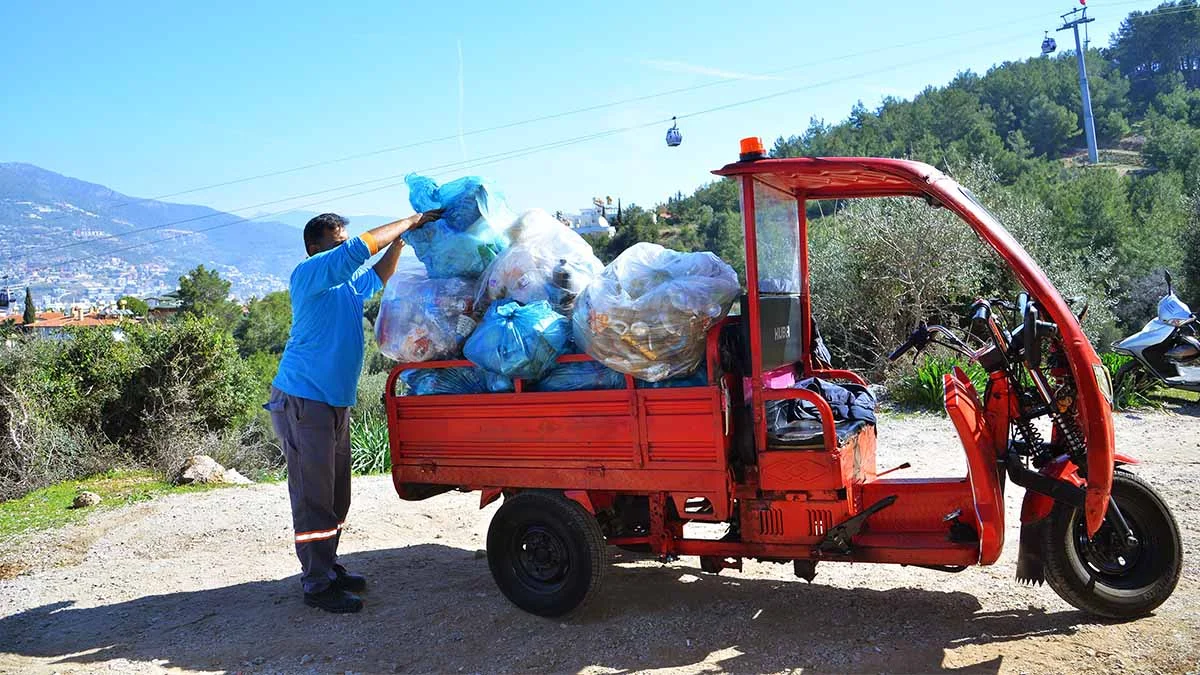 Bayramda tatilciler Alanya'ya 5 bin ton atık bıraktı