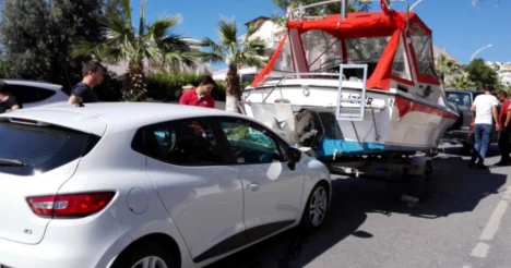 Japon turistin kullandığı otomobile motoryat çarptı