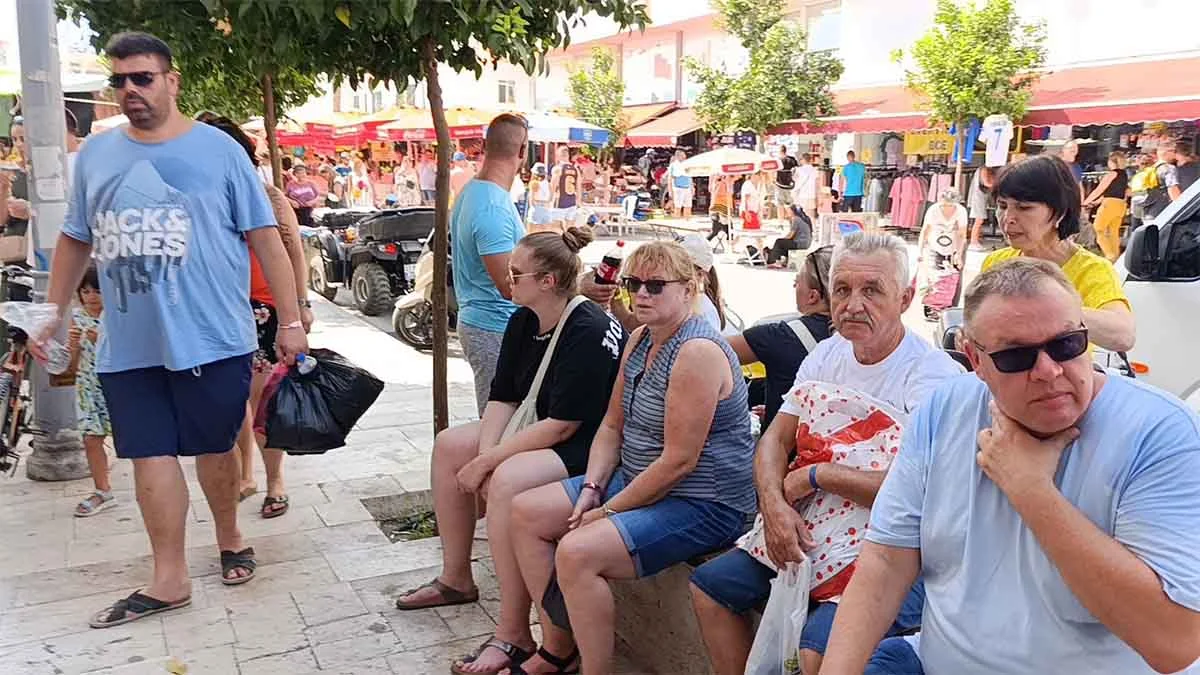 Antalya’da esnaf, turistlerin alışveriş yapmamasından şikâyetçi