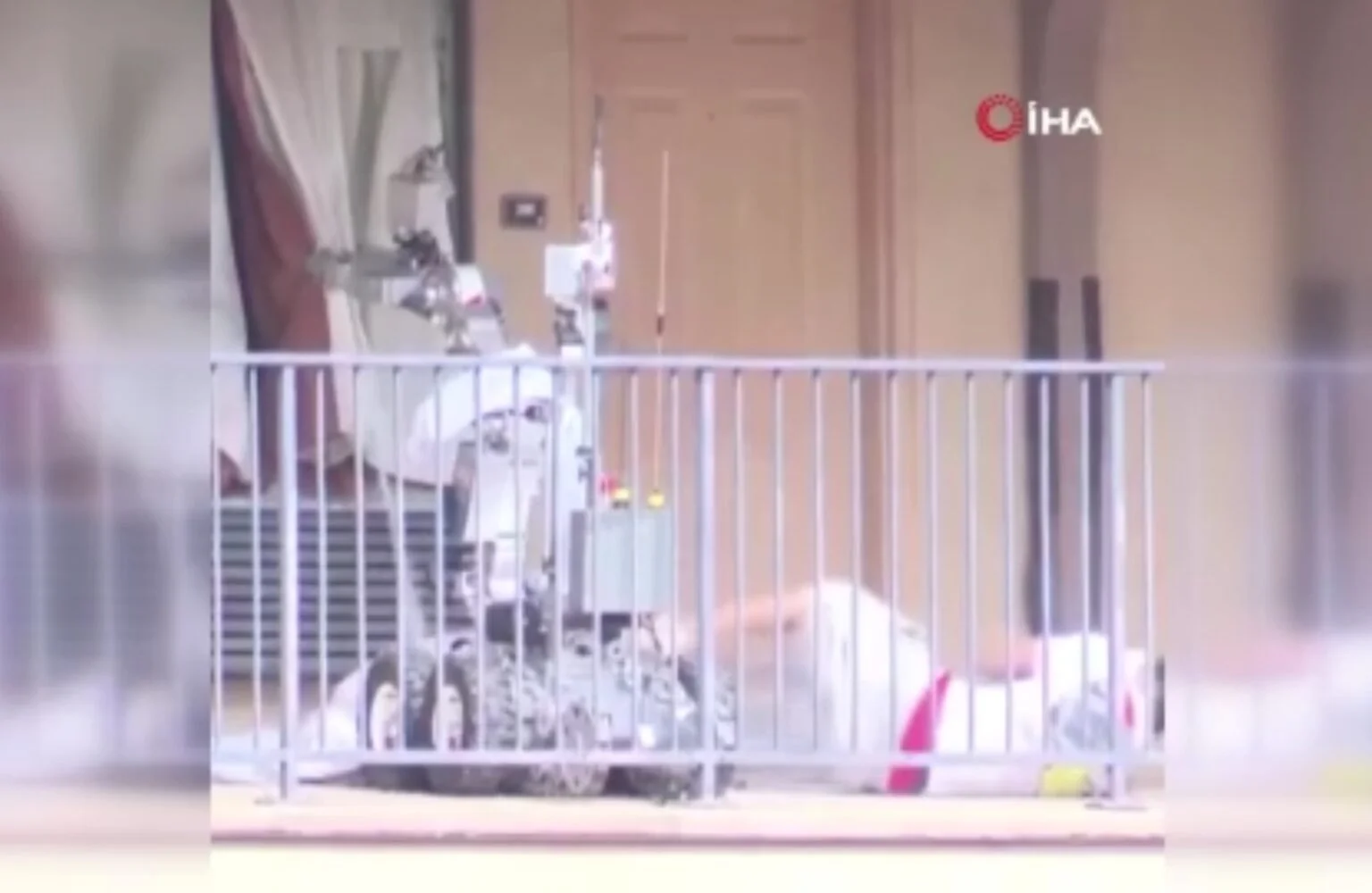 Robot polis, otelde kalan suçluyu yakaladı