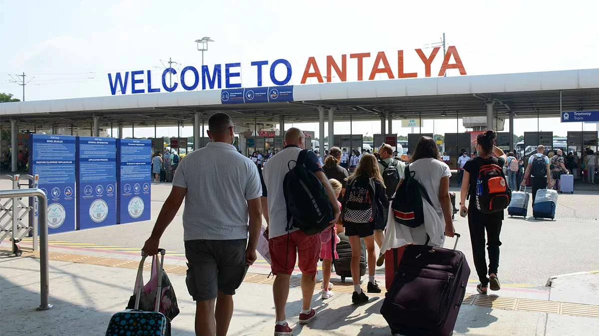 Antalya, 10 ayda 16 milyon turisti aştı