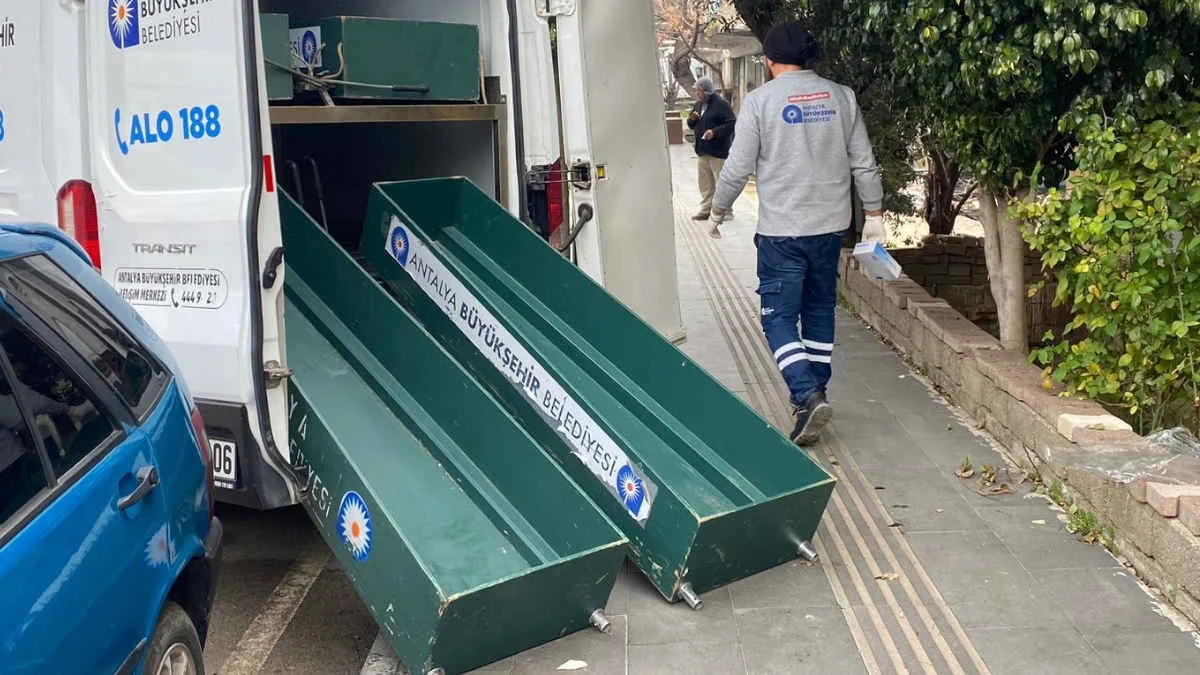 Antalya’da otel güvenlik görevlisi, eşi ve 7 yaşındaki kızını bıçaklayarak öldürdü