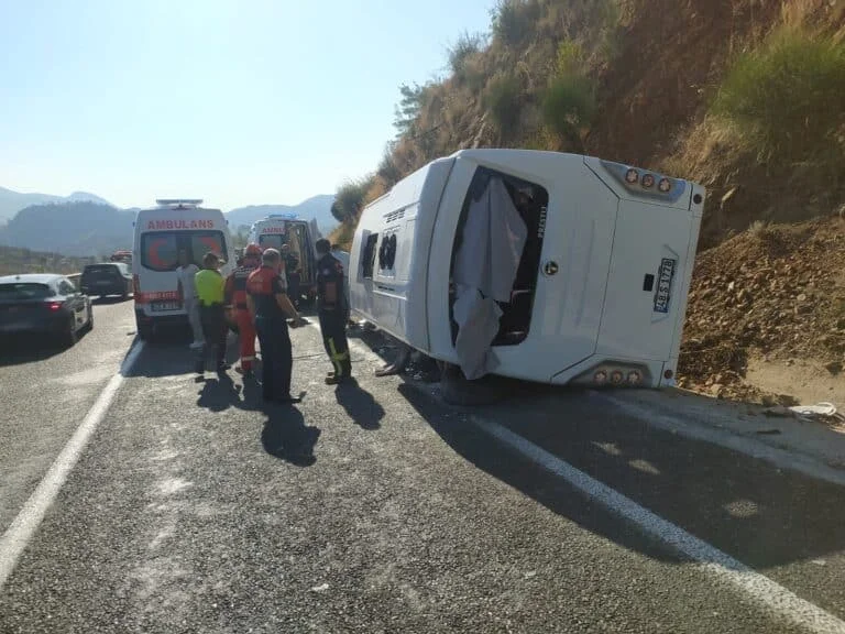 Otel personelini taşıyan servis devrildi