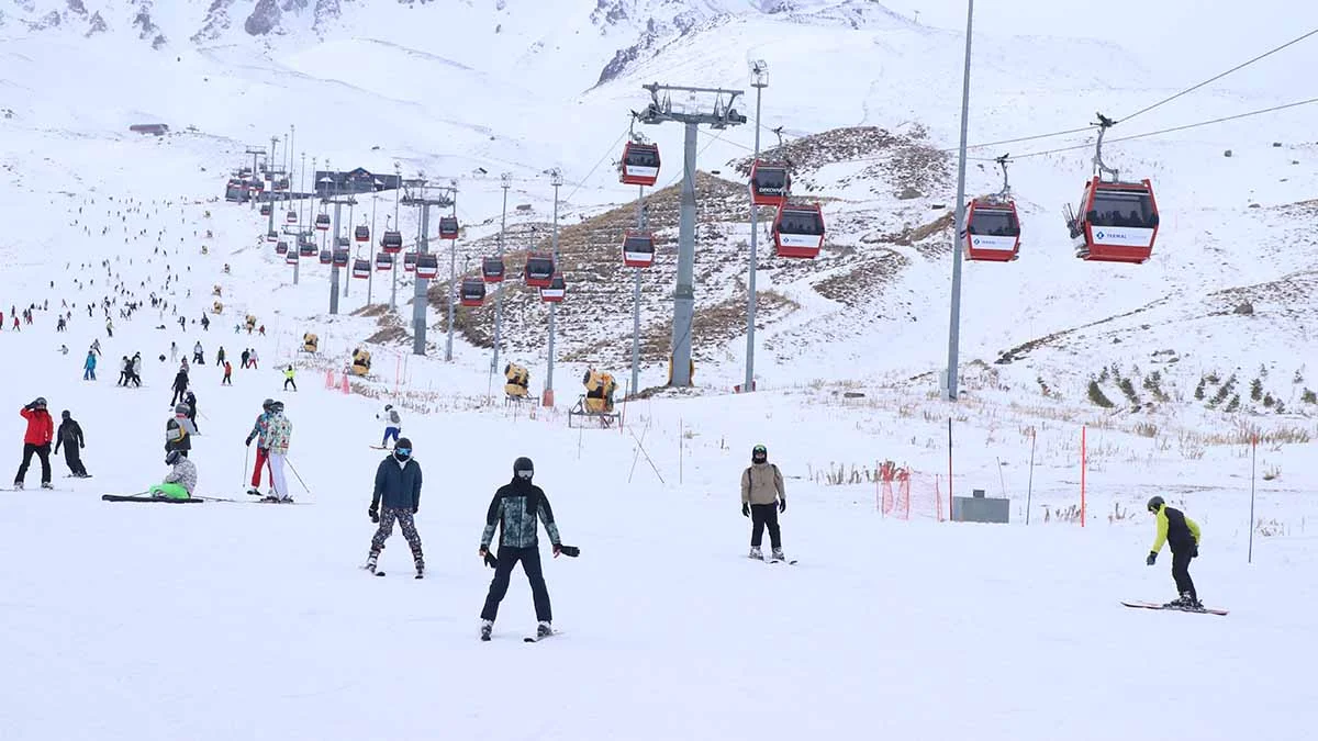 Erciyes Kayak Merkezi'nde yeni sezonun ilk ayında 1 milyon ziyaretçi