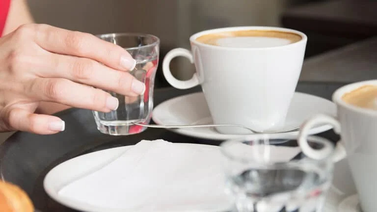 Otelde su yerine çamaşır suyu servis edildi: 2 yaşındaki çocuk hastanelik oldu
