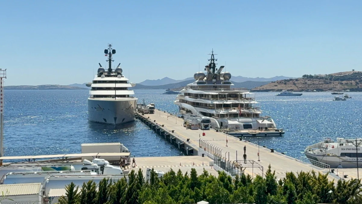 Bodrum’da iki süper yata 21 tankerle 35 milyon TL’lik yakıt ikmali