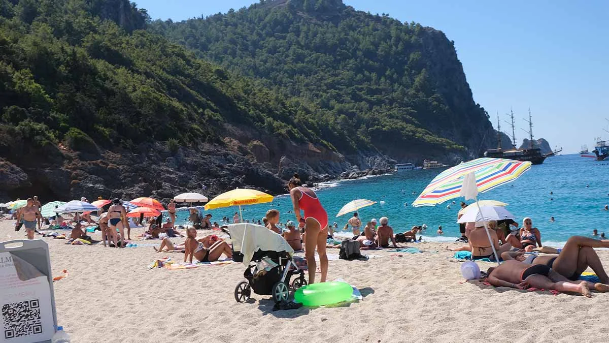 Antalya sahillerinde sarı yaz hareketliliği başladı