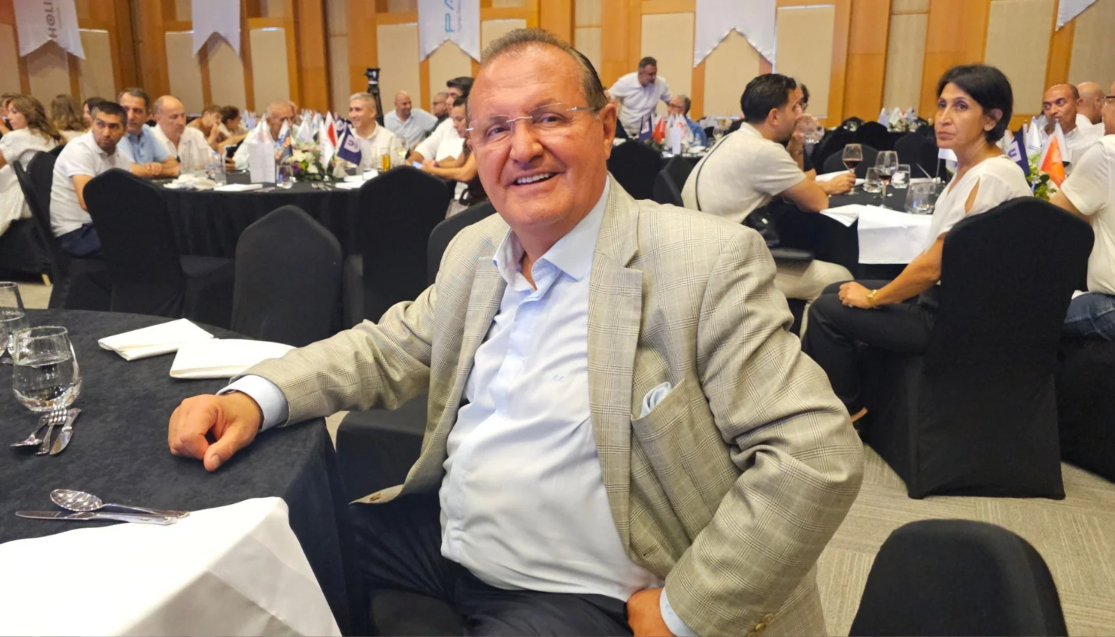 Türkiye'de işsizlik varken biz yurt dışından personel getiriyoruz. Gençleri bu sektöre tekrar kazandırmalıyız!
