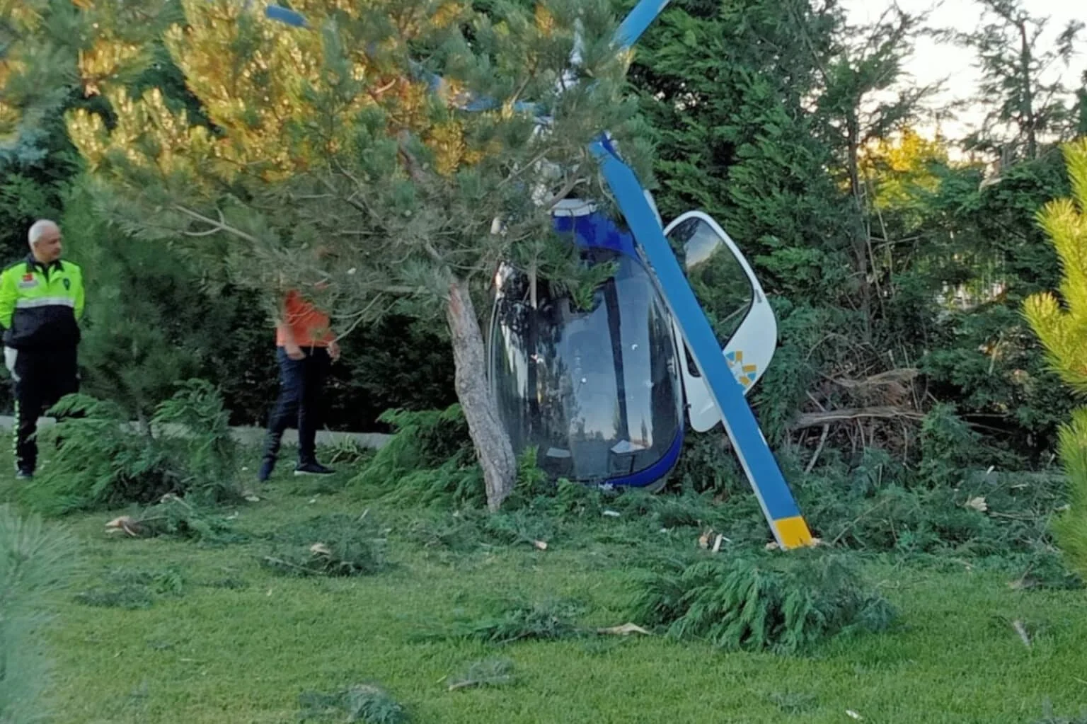 Helikopter, otelin bahçesine iniş yaparken düştü