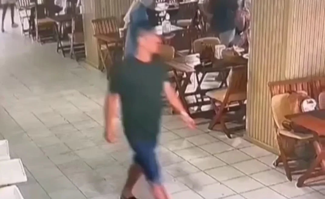 Bileklikle iki otele girdi, önce yemek yedi, sonra turistlerin paralarını çaldı